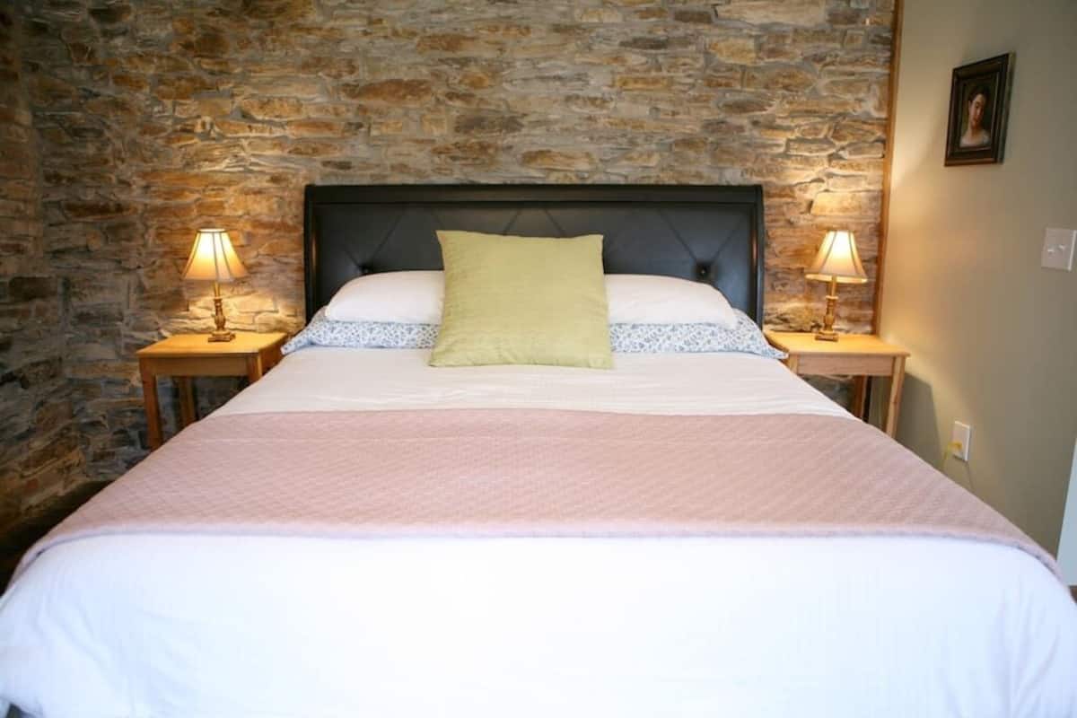 Suite 4 | Premium bedding, memory-foam beds, free WiFi, individually furnished