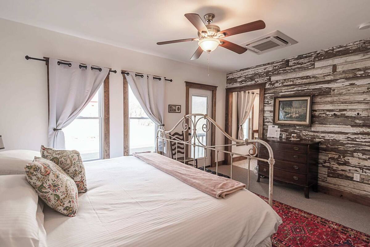Suite 6 | Premium bedding, memory-foam beds, free WiFi, individually furnished