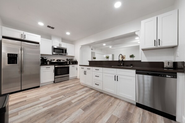 Kühlschrank, Mikrowelle, Ofen, Herdplatte