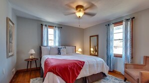 5 bedrooms, iron/ironing board, free WiFi - Totally Turquoise (Savannah)