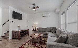 Townhouse Keluarga | Area keluarga | Smart TV 36-inci dengan saluran TV digital, Netflix, dan Hulu