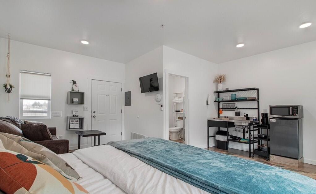 Balcony Suite | Private kitchen | Microwave, coffee/tea maker, electric kettle, cookware/dishes/utensils