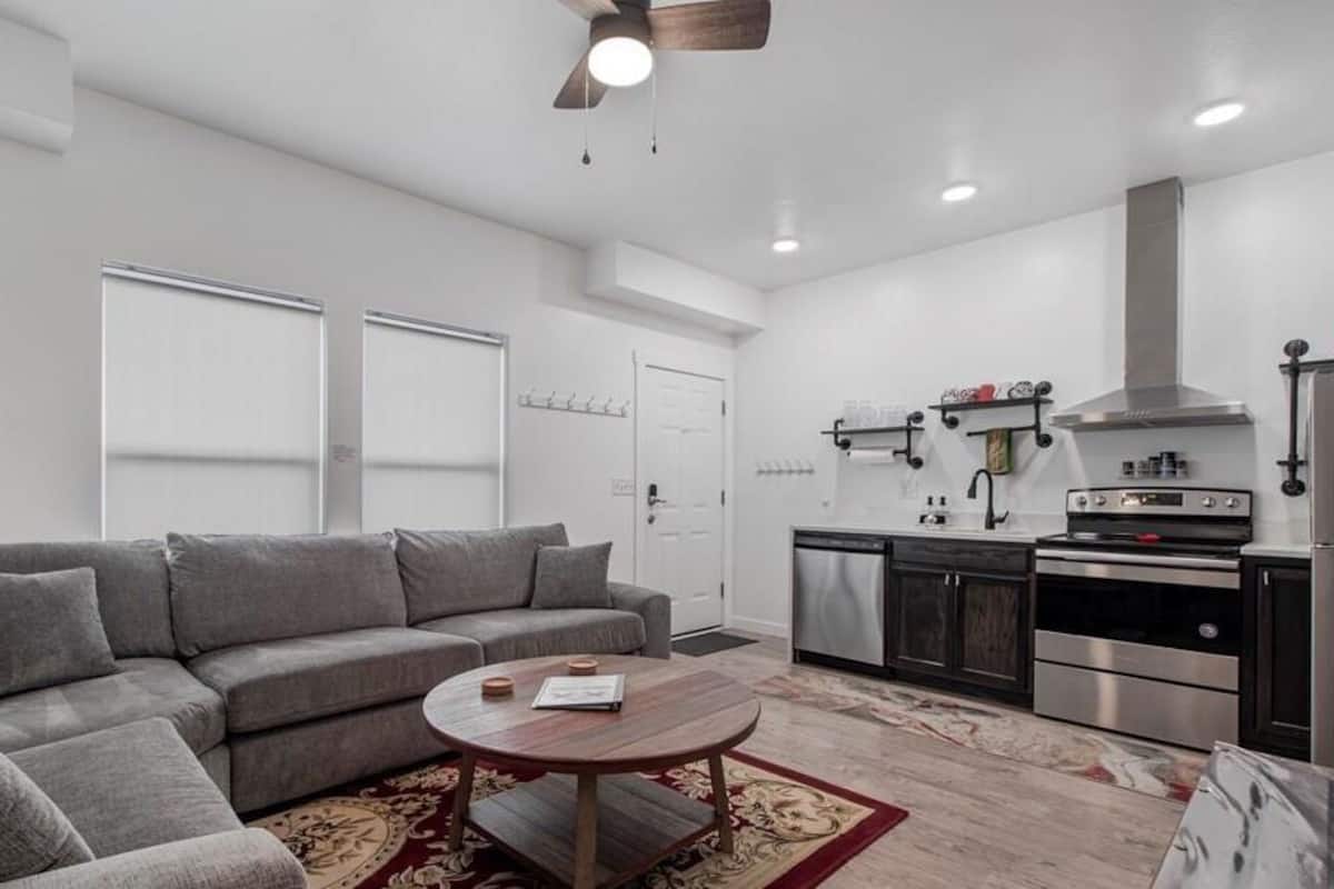 Residenza familiare | Area soggiorno | Smart TV 36 pollici con canali digitali, Netflix, Hulu