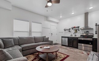 家庭联排别墅 | 起居区 | 36-英寸智能电视（配备数码频道）、Netflix、Hulu