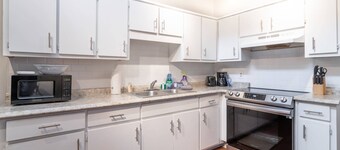 Near Downtown - Sunny Sweetheart Left Unit