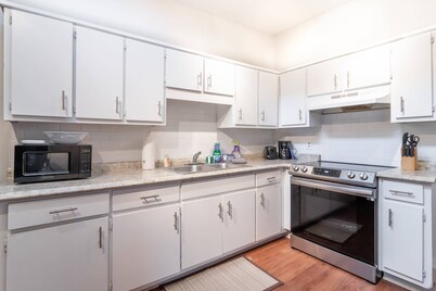 Near Downtown - Sunny Sweetheart Left Unit