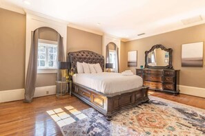 6 bedrooms, iron/ironing board, WiFi, bed sheets