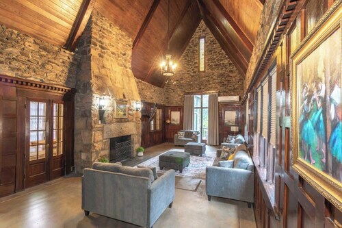 Midtown Castle! Modern & Regal - Royal in Columbus