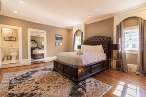 5 bedrooms, iron/ironing board, WiFi, bed sheets - Midtown Castle! Modern & Regal - Royal in Columbus (Columbus)
