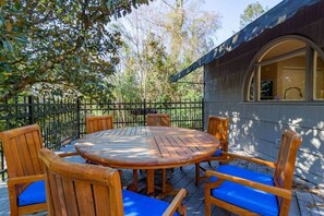 Outdoor dining - Midtown Castle! Modern & Regal - Royal in Columbus (Columbus)