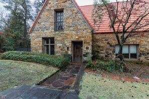 Exterior - Midtown Castle! Modern & Regal - Royal in Columbus (Columbus)