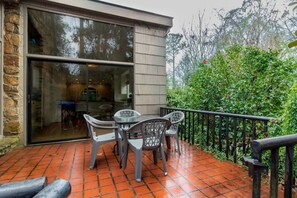 Outdoor dining - Midtown Castle! Modern & Regal - Royal in Columbus (Columbus)