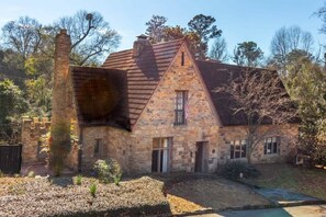 Exterior - Midtown Castle! Modern & Regal - Royal in Columbus (Columbus)