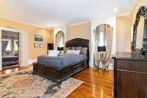 6 bedrooms, iron/ironing board, WiFi, bed sheets - Midtown Castle! Modern & Regal - Royal in Columbus (Columbus)