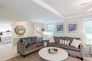 Télévision, cheminée, espaces bureaux