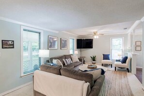 Télévision, cheminée, espaces bureaux