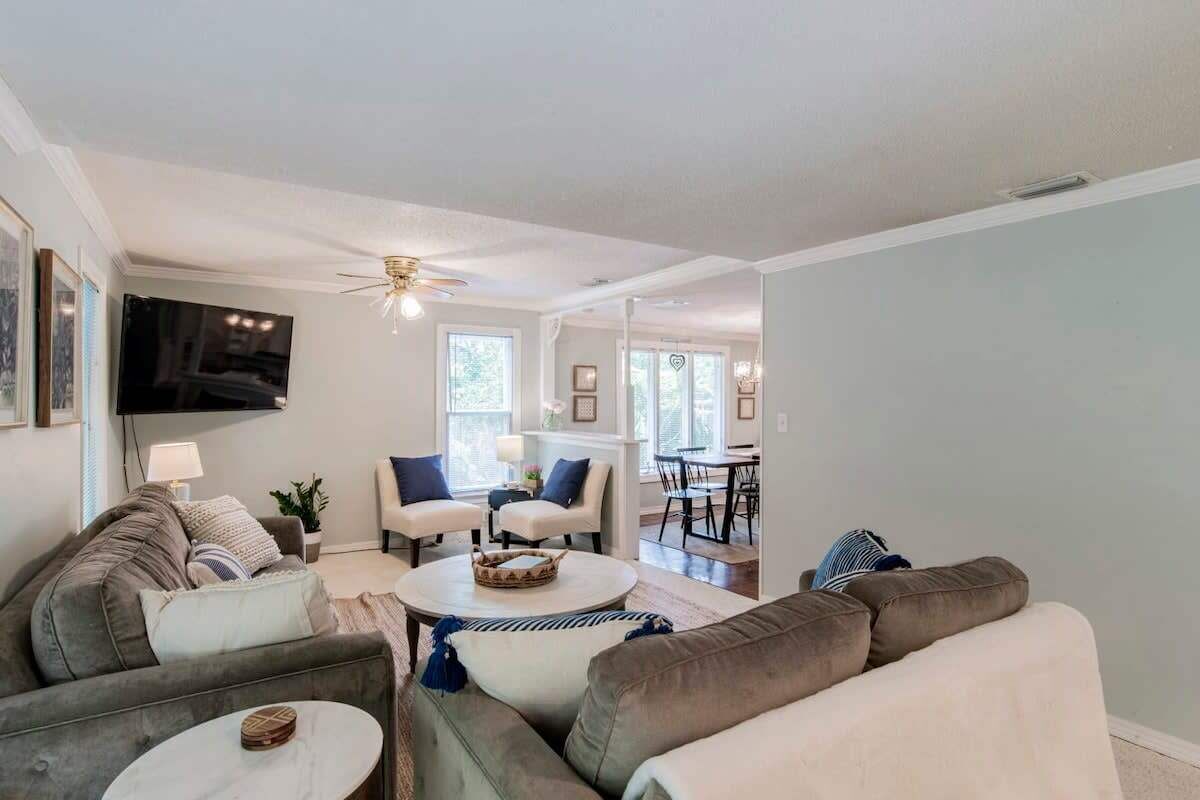 Televisión, chimenea y oficina 