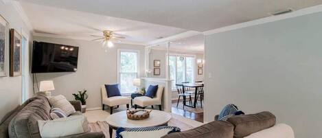 Televisión, chimenea y oficina