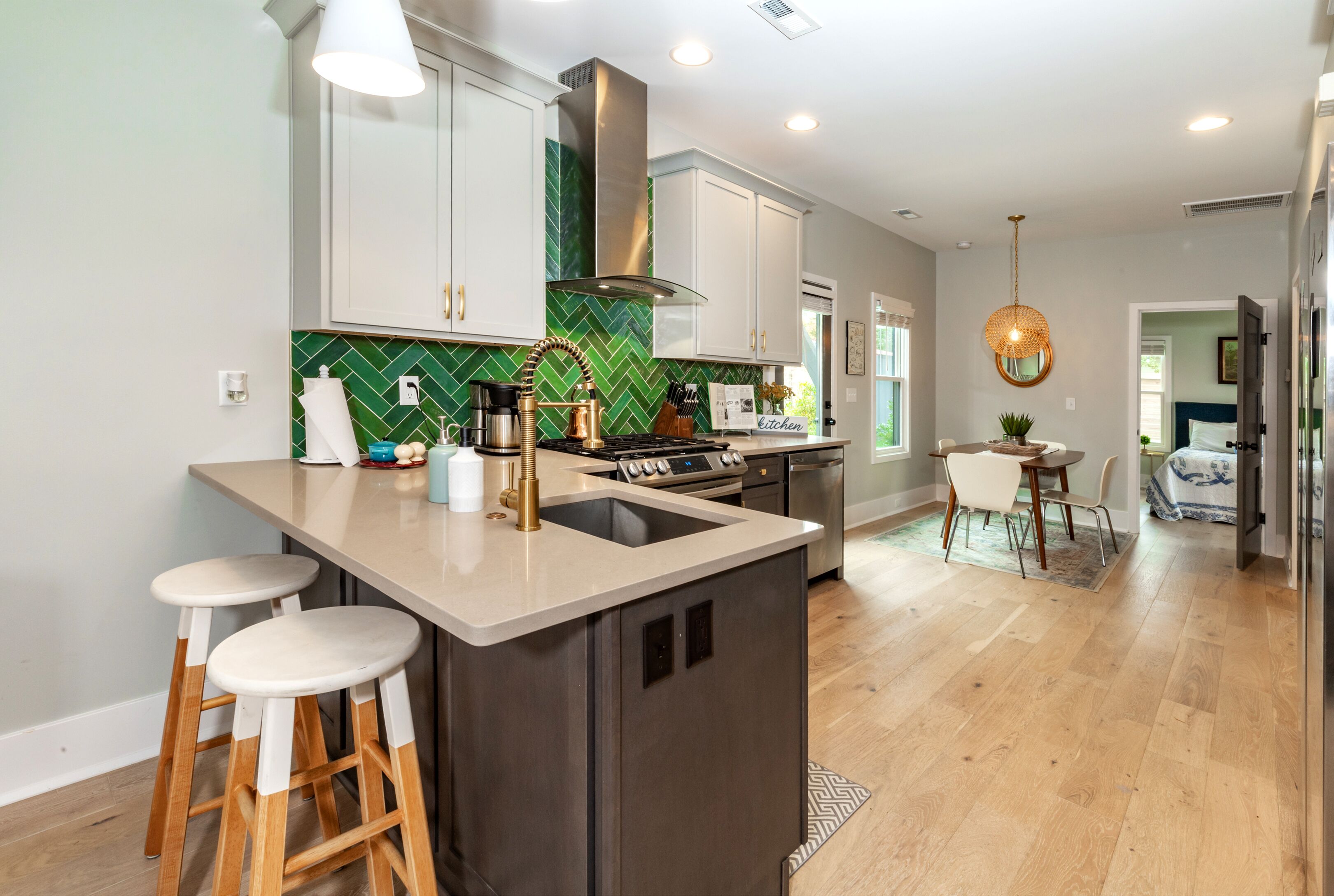 Kylskåp, mikrovågsugn, ugn och spishäll