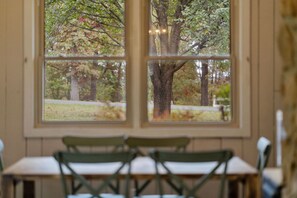Interior - Kona's Cozy Cabin — King Bed, Fireplace, Pet Friendly, Near Hiking and Wineries (Winchester)