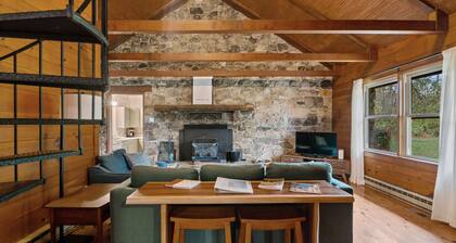 Kona's Cozy Cabin — King Bed, Fireplace, Pet Friendly, Near Hiking and Wineries