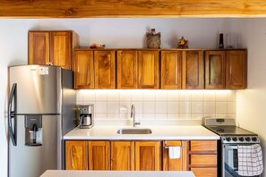 Kühlschrank, Mikrowelle, Ofen, Wasserkocher mit Kaffee-/Teezubehör