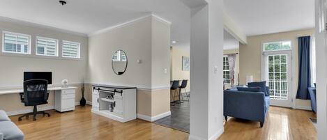 Smart-tv, een open haard en een computerscherm