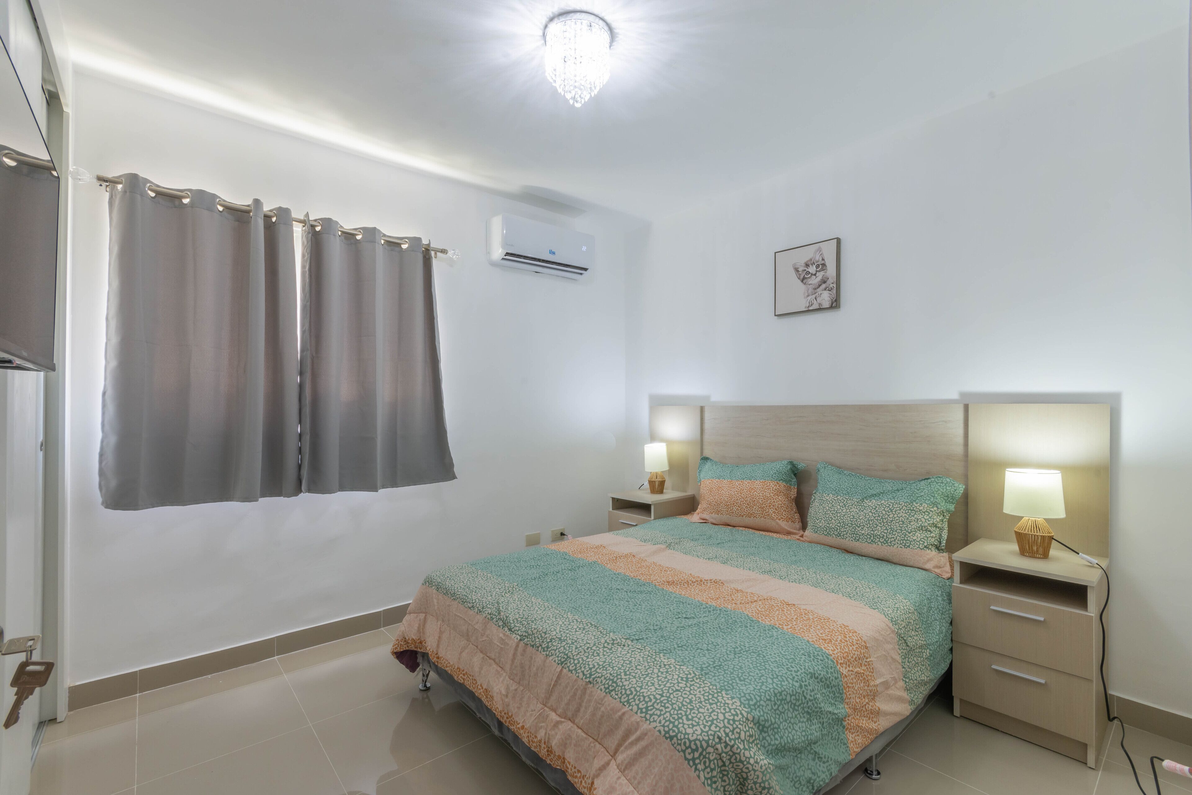 Modern Apt With free parking and AC 3brs