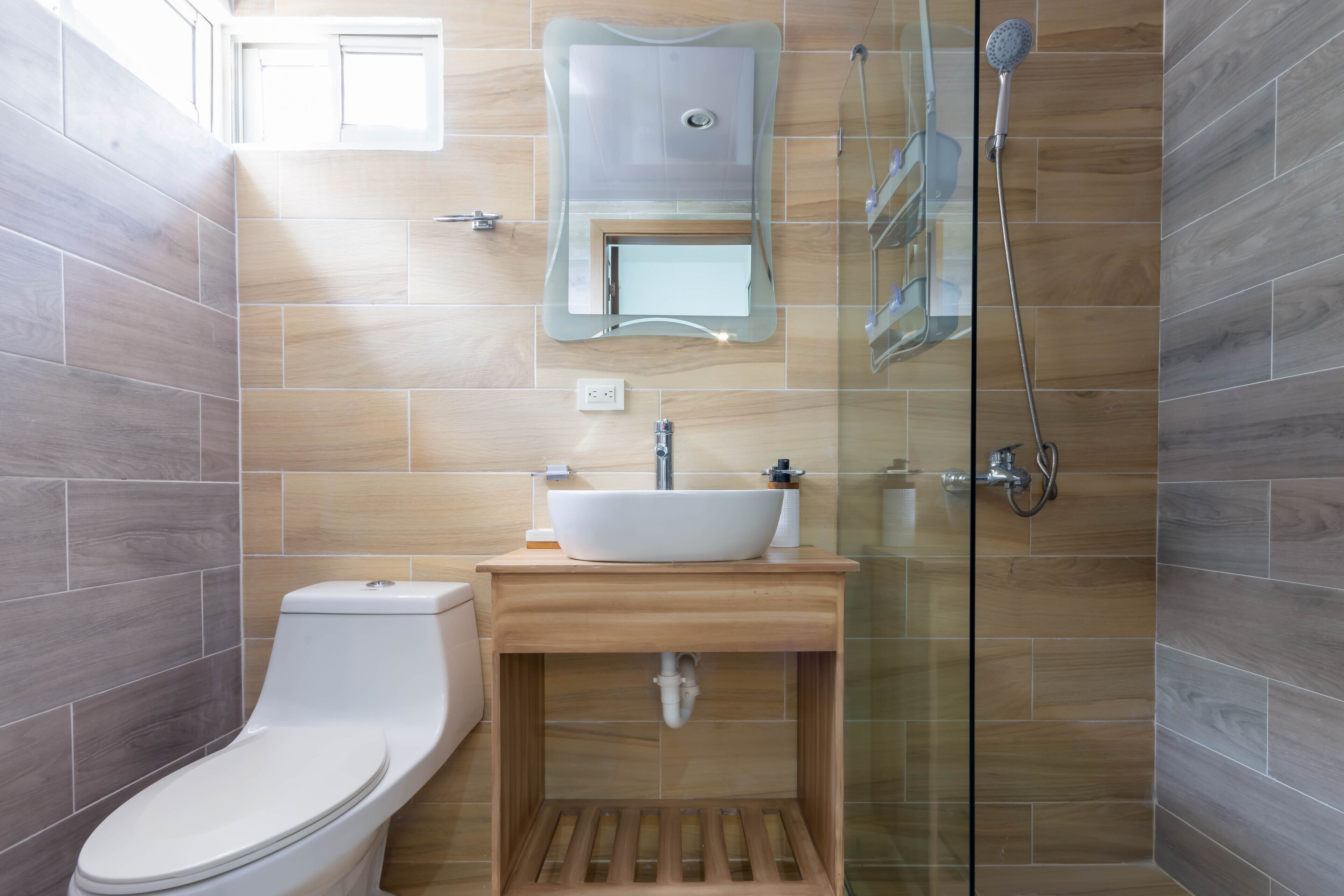 Modern Apt With free parking and AC 3brs