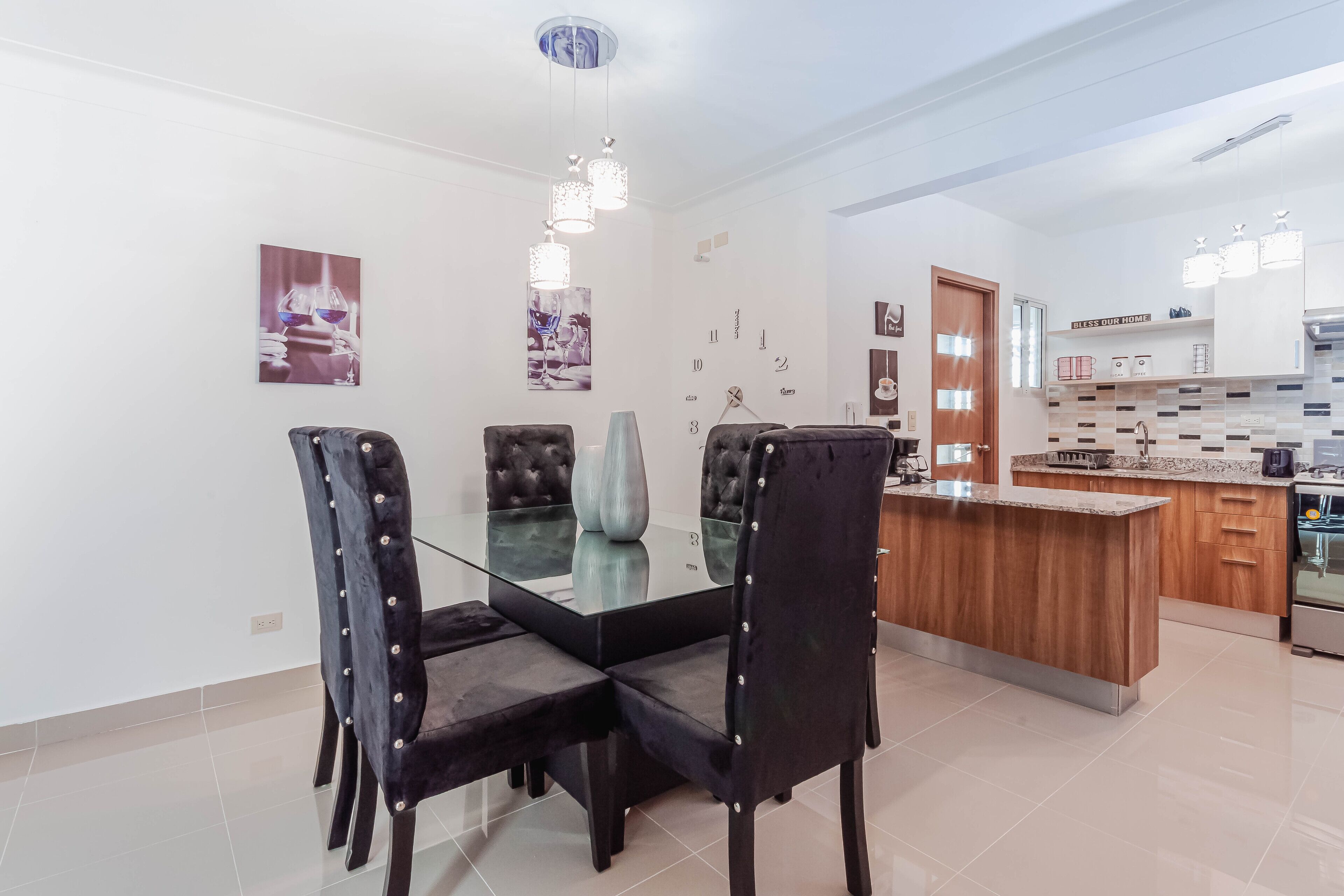 Modern Apt With free parking and AC 3brs