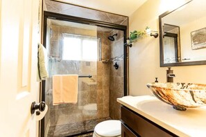 Duschwanne, Whirlpool, Handtücher, Seife