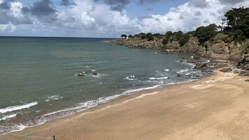 Plage à proximité, chaises longues