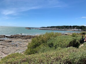 靠近海滩、沙滩椅