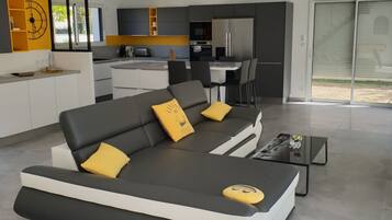 TV connectée, baby-foot, table de tennis de table