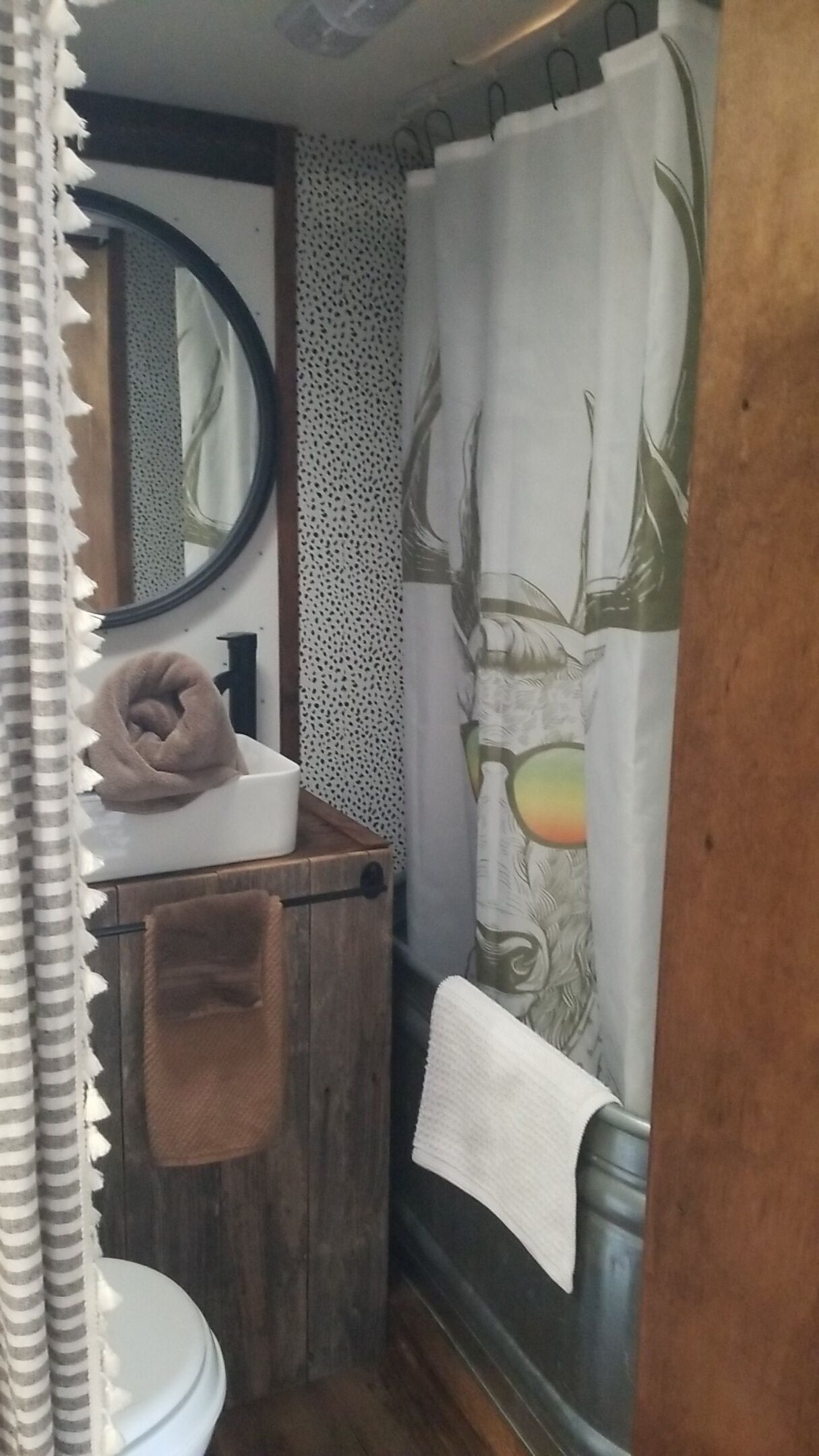 Suihku, hiustenkuivaaja, pyyhkeet, saippua