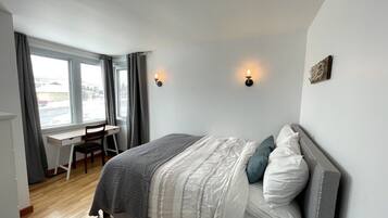 3 bedrooms, desk, iron/ironing board, free WiFi