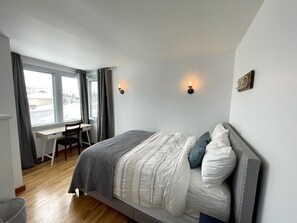 3 bedrooms, desk, iron/ironing board, free WiFi - University, Hospital Close (Thunder Bay)