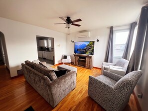 Smart TV, fireplace, video games - University, Hospital Close (Thunder Bay)