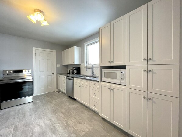 Fridge, microwave, oven, stovetop - University, Hospital Close (Thunder Bay)