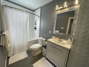 Combined shower/tub, hair dryer, towels, soap - University, Hospital Close (Thunder Bay)