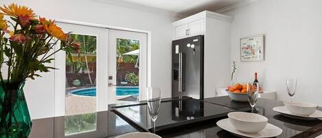 Een koelkast, een magnetron, een oven, een kookplaat