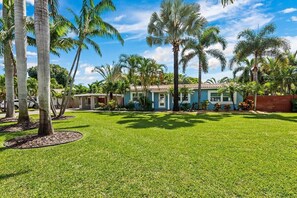 Property grounds - Stress Less Here! Peaceful Pool w/ Hot Tub~Clean & Comfy~Walk to Wilton Dr.~Near Downtown & Beach! (Wilton Manors)