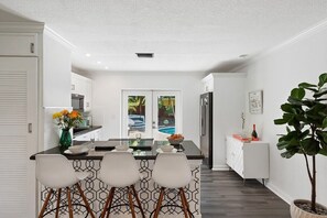 冷蔵庫、電子レンジ、オーブン、コンロ