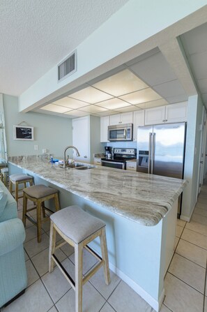 Frigorifero con congelatore, microonde, forno, piano cottura