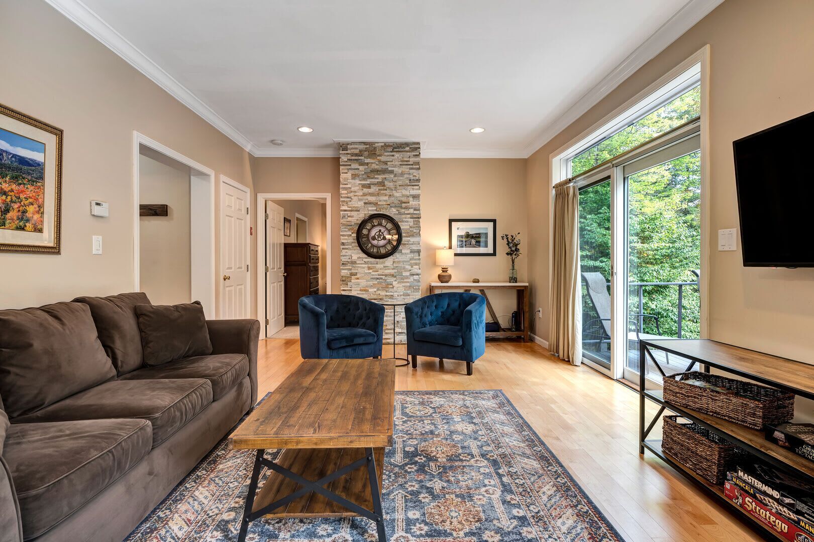 TV, fireplace, offices