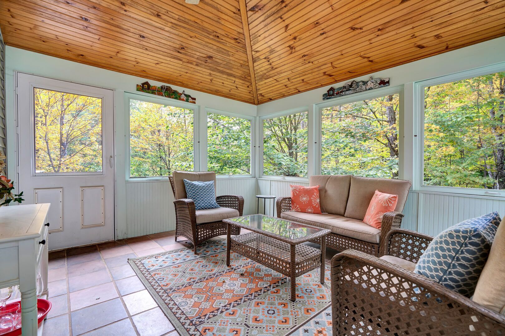 TV, lareira, escritórios