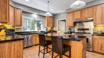 Coffee/tea maker, fridge, microwave, oven
