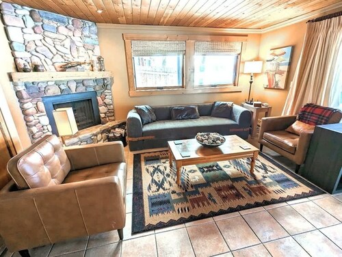 New Lakefront Condo! Great Views! Pool/Hot Tub!