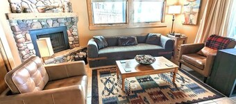 New Lakefront Condo! Great Views! Pool/Hot Tub!