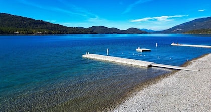 New Lakefront Condo! Great Views! Pool/Hot Tub/Sauna/Private Beach Access! 6 Guests